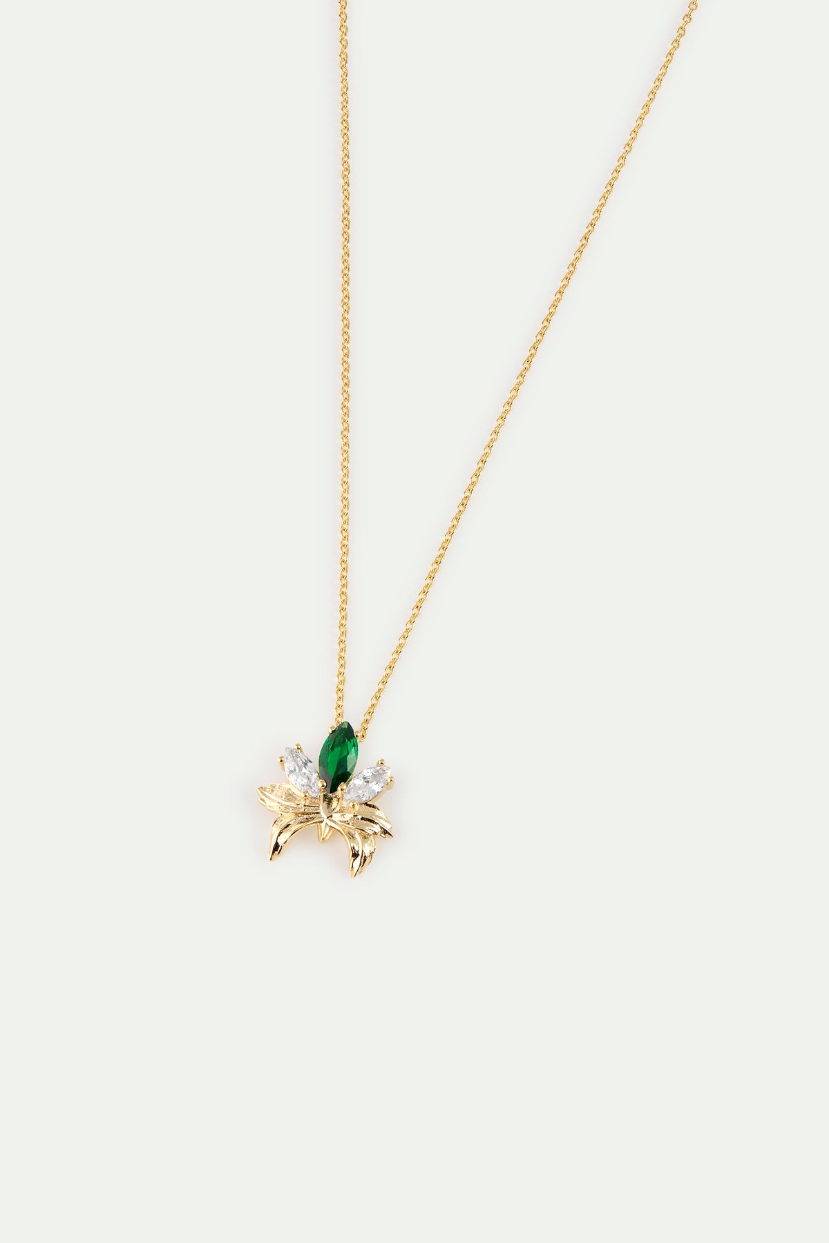 Collier pendentif doré orchidée et pierres blanches et verte