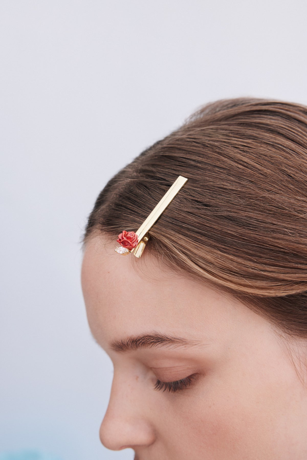 Barrette bouton de rose rouge et cristal taillé