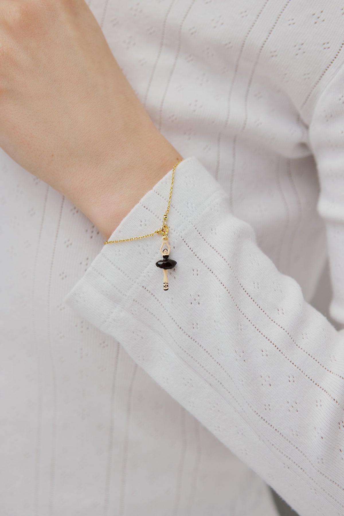 Bracelet pendentif Ballerine tutu noir et perle de culture