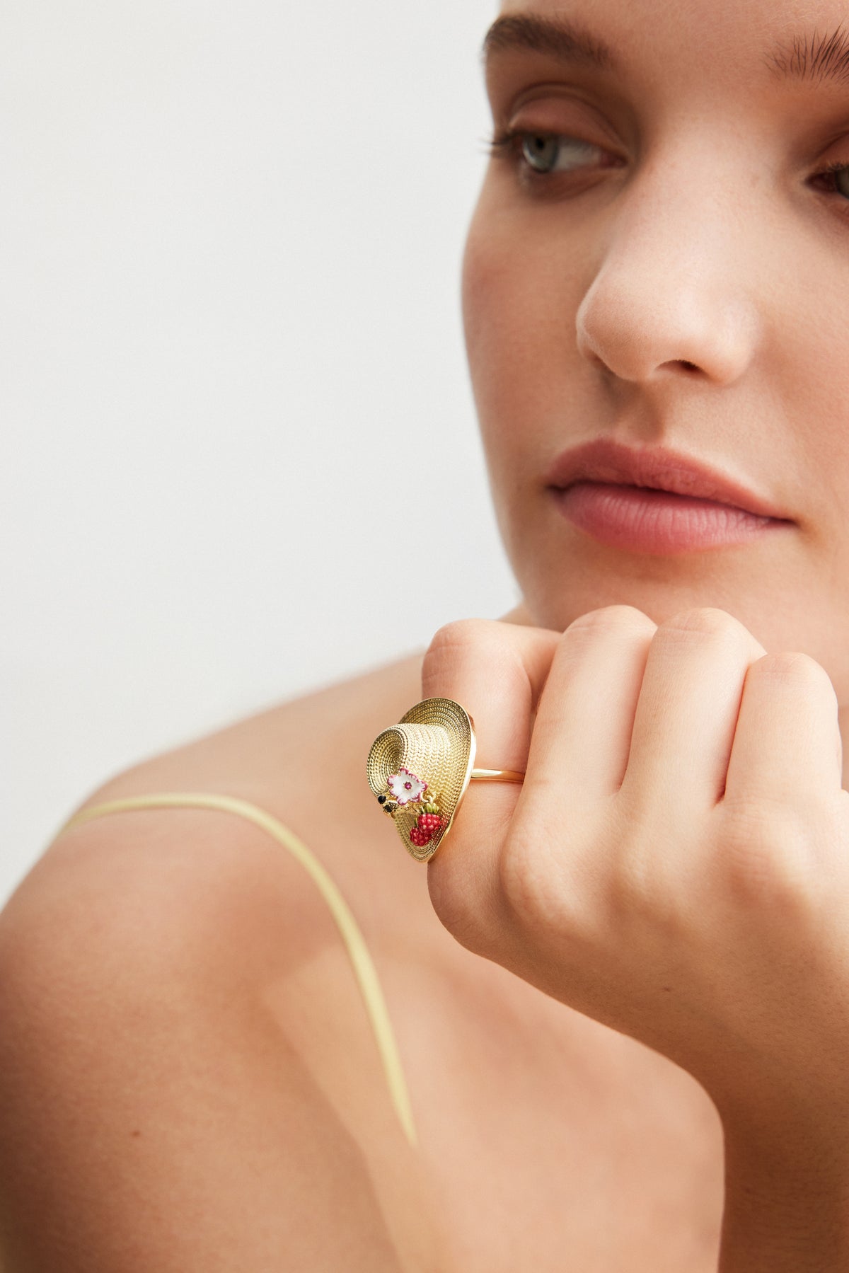 Bague chapeau doré, cosmos, abeille, framboise et cristal rose