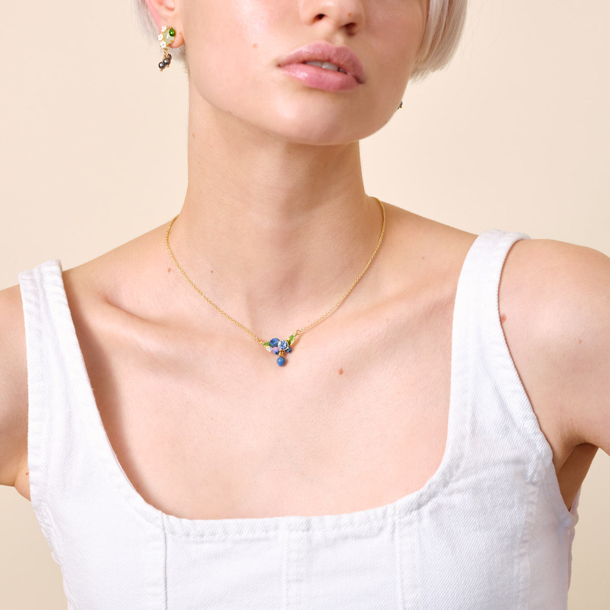 Collier plastron myrtilles et pierre en verre taillé ronde