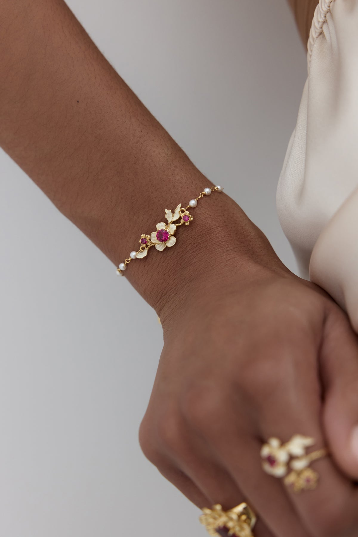Bracelet anémones dorées, cristaux roses et perles de culture