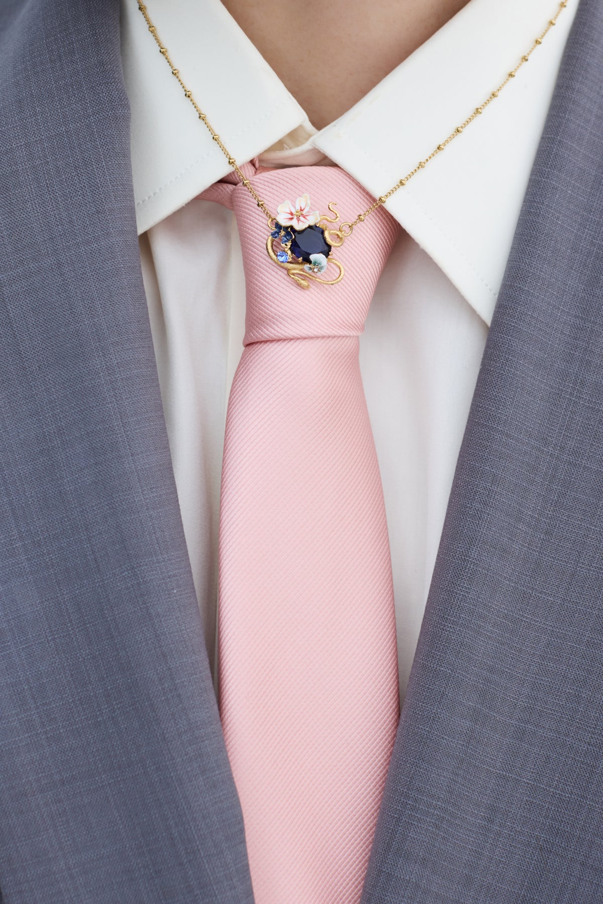 Collier pierre facettée bleue, serpent doré et fleurs de Mauve