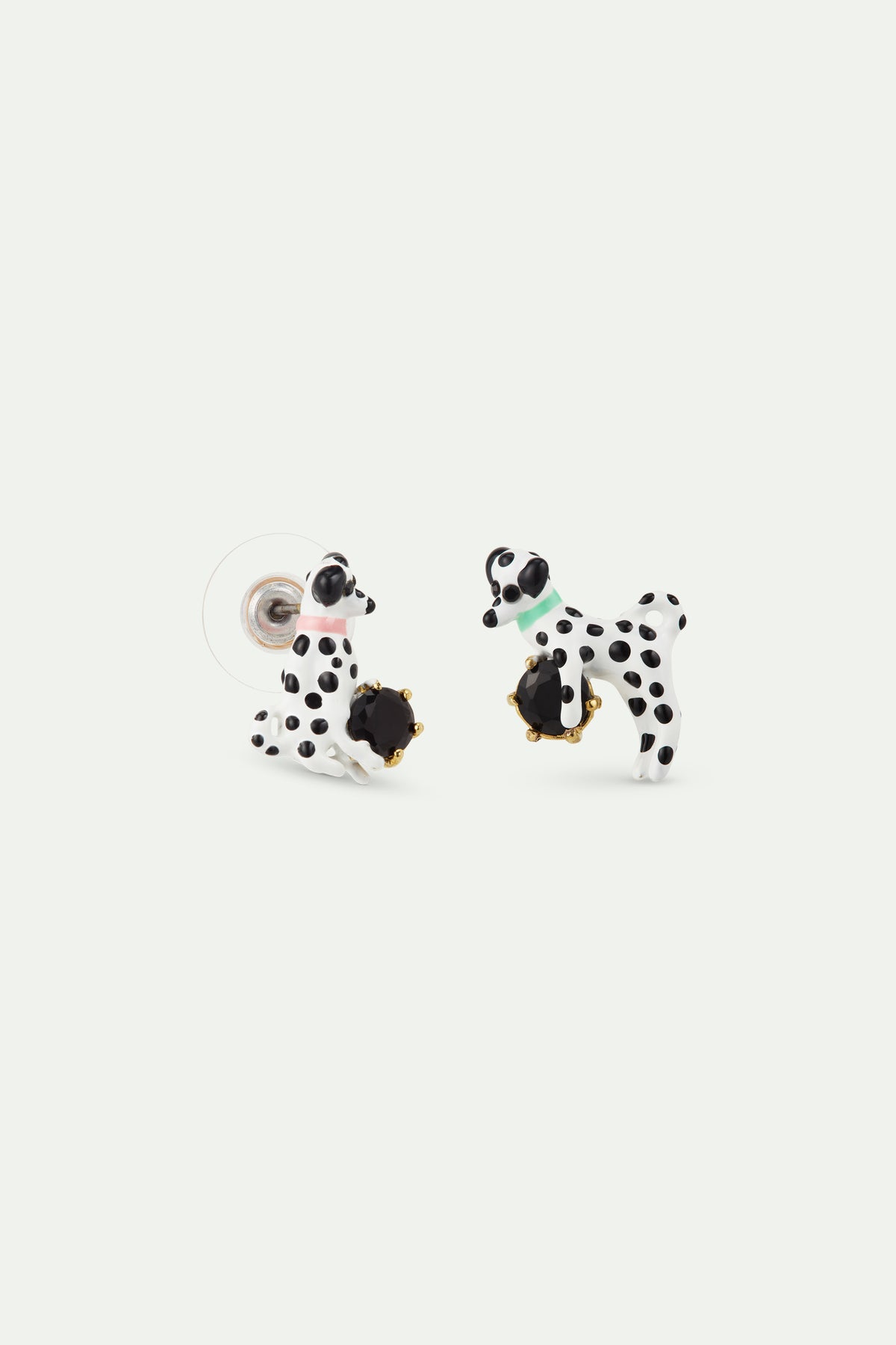 Boucles d’oreilles tiges asymétriques dalmatien et pierre ronde facettée noire