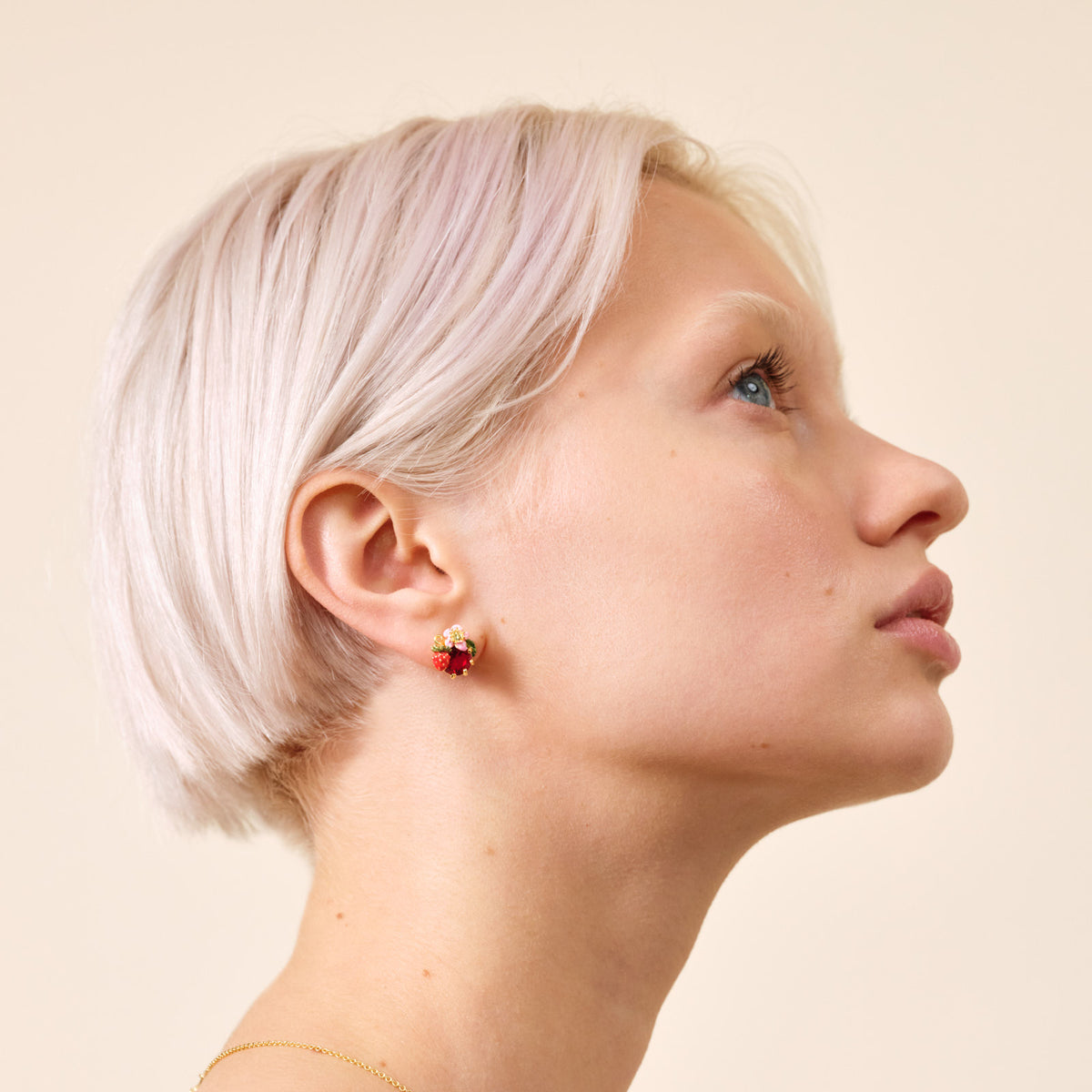 Boucles d’oreilles dormeuses fraise des bois et pierre rouge