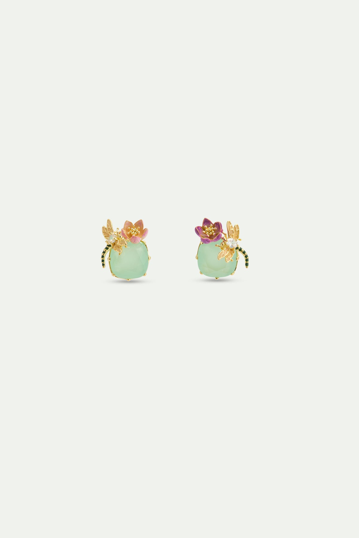 Boucles d'oreilles asymétriques, pierre ronde verte, libellule, hellébores rose et violette