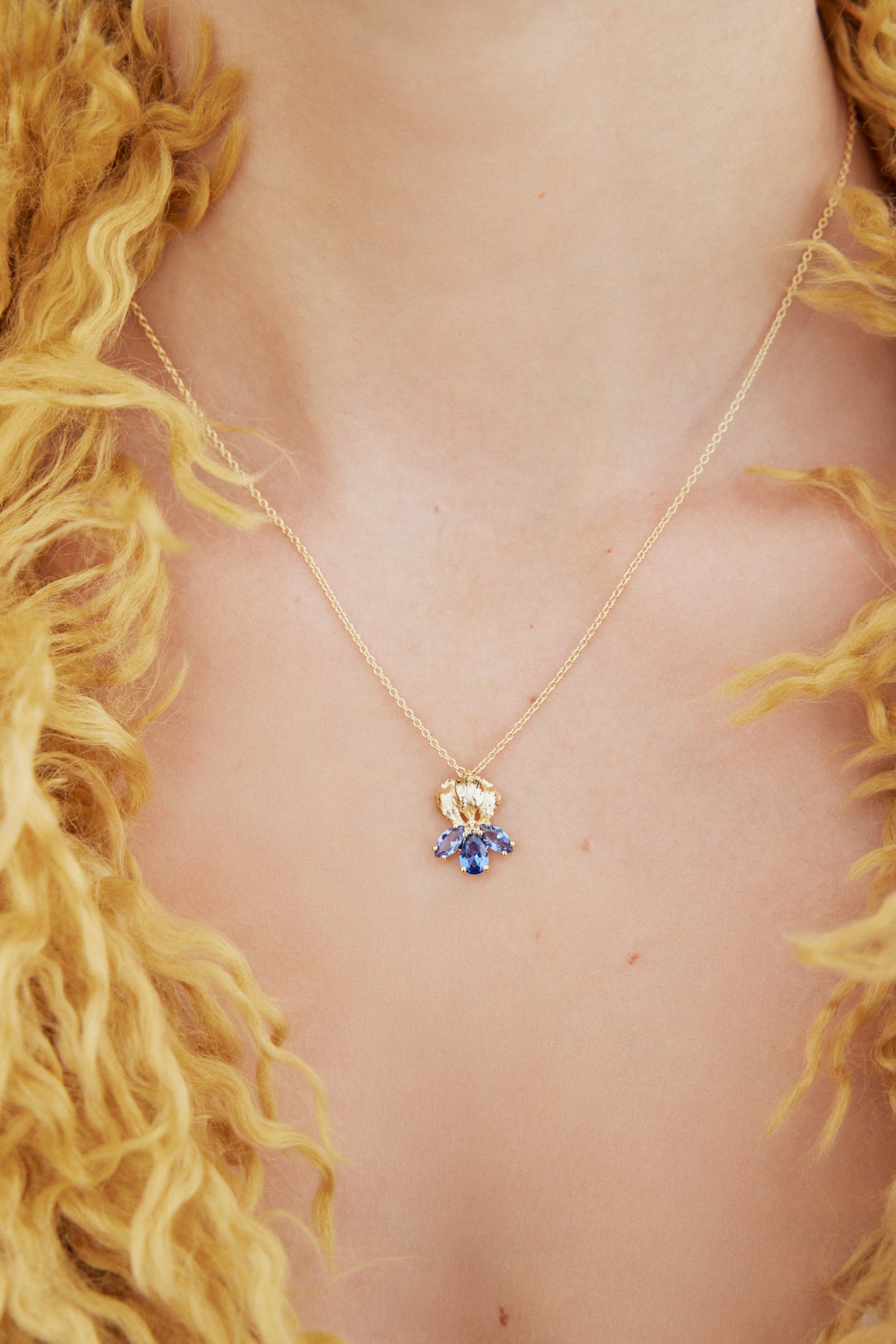 Collier pendentif doré iris et pierres bleues