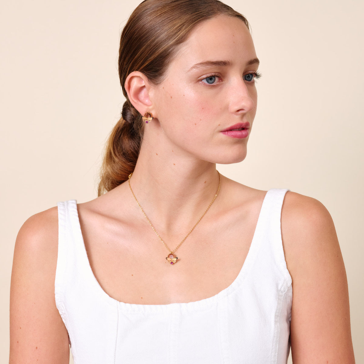 Collier pendentif papillon et pierres en verre taillé