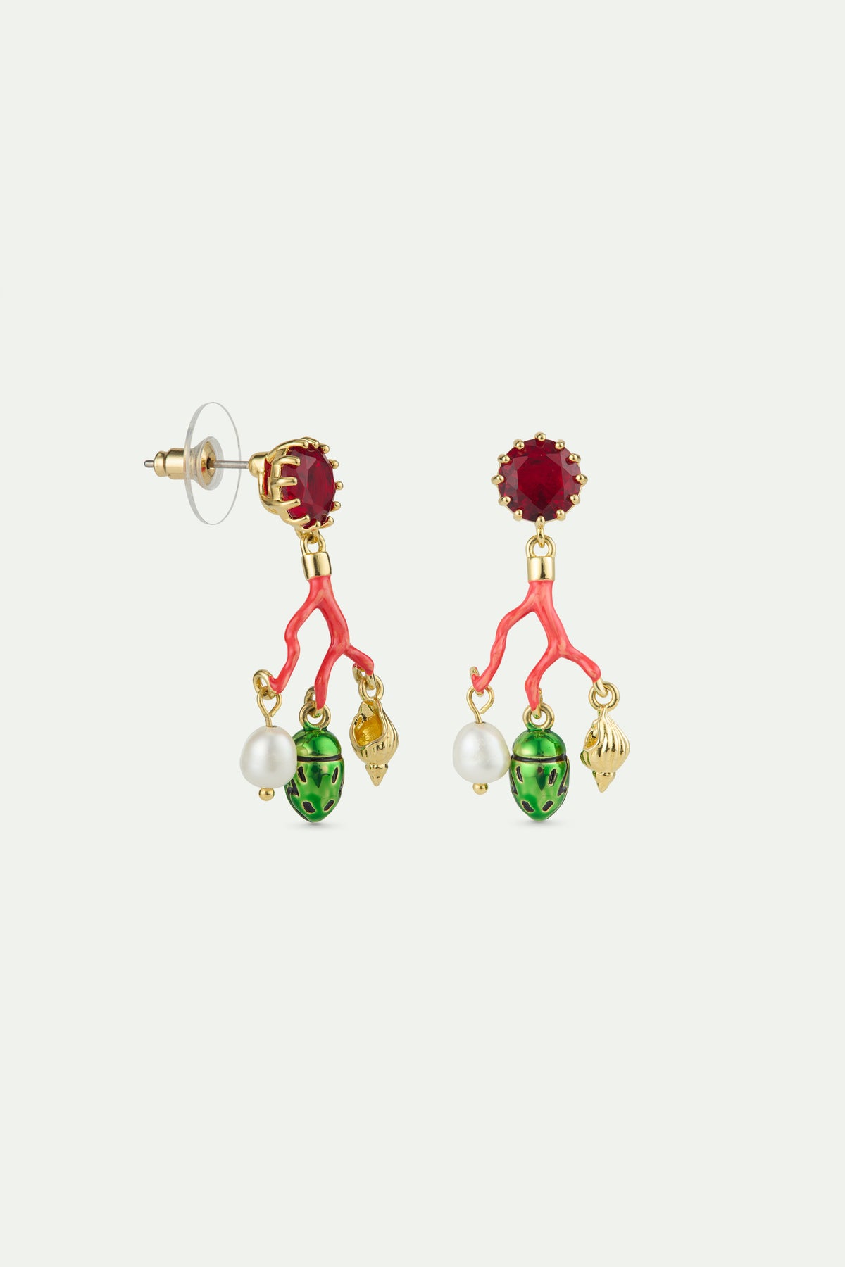 Boucles d'oreilles tiges corail, pierre facettée rouge, perle de culture, cétoine verte et coquillage doré