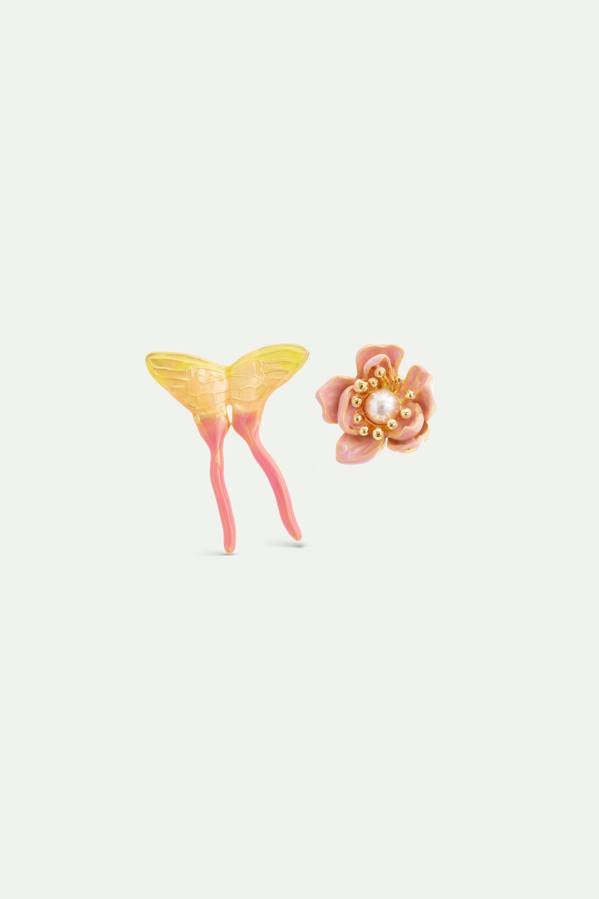 Boucles d'oreilles asymétriques fleur de magnolia rose et papillon rose et jaune