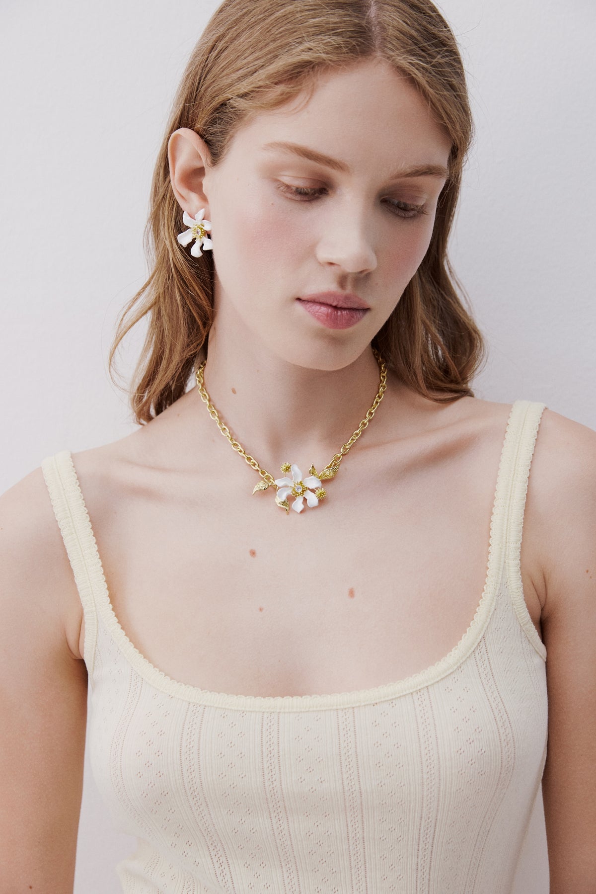 Collier grande fleur de clématite blanche, corête du japon et laurier