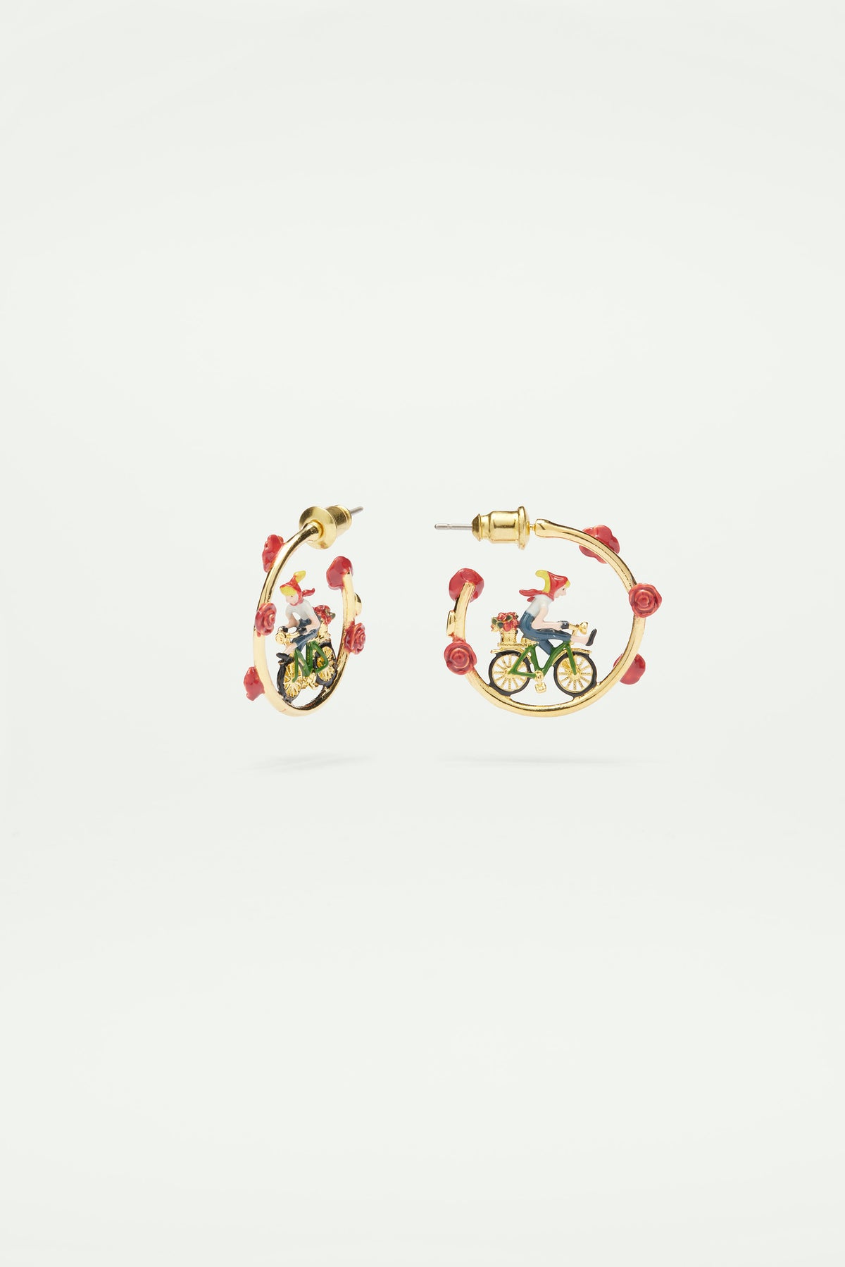 Boucles d'oreilles tiges créoles roses et femme sur son vélo