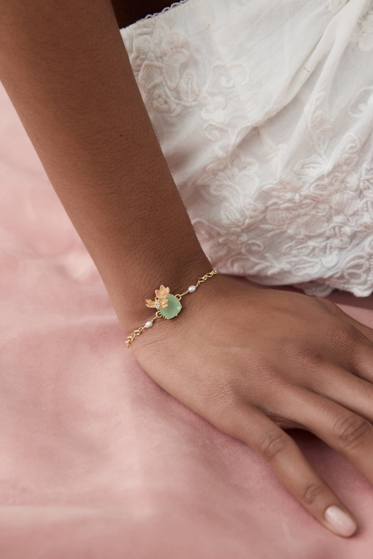 Bracelet pierre ronde verte, libellule, hellébore rose