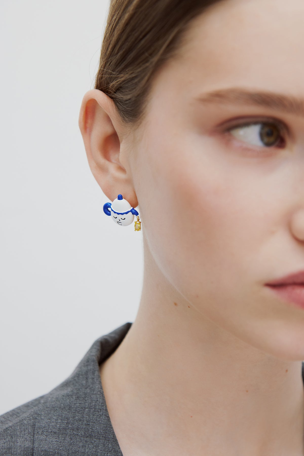 Boucles d'oreilles tiges asymétriques théière bleue et blanche, et petite pierre jaune