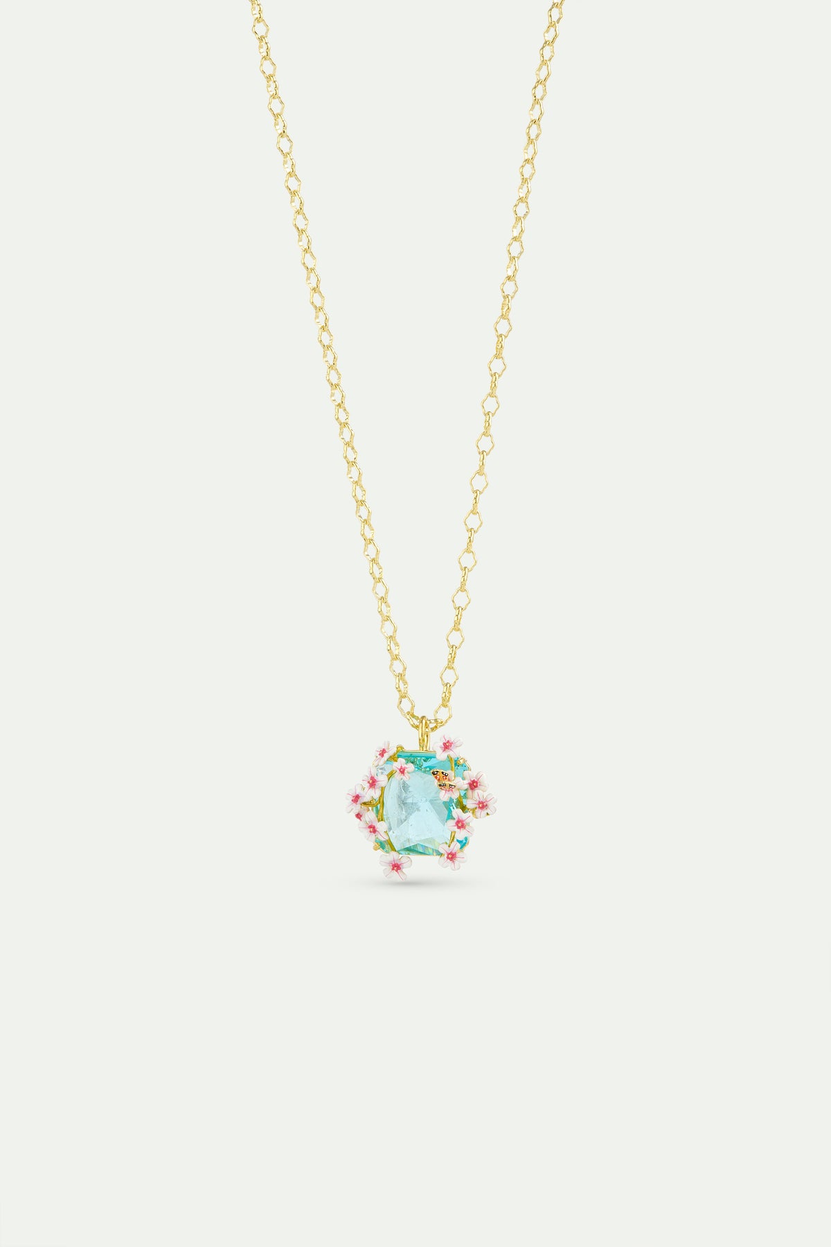 Collier pendentif pierre carrée facettée bleue, aubépines blanches et roses et papillon