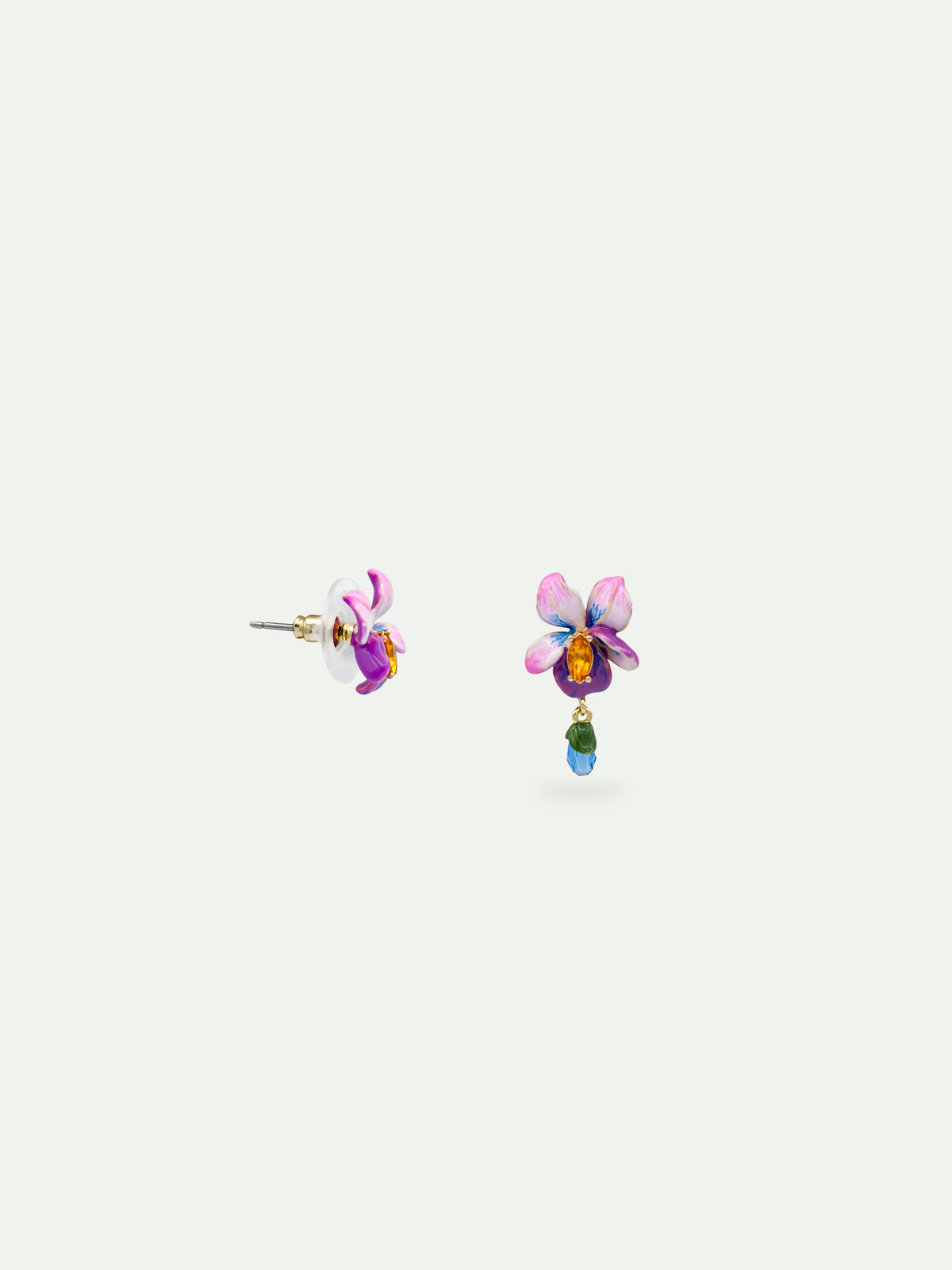 Boucles d'oreilles tiges asymétriques fleur de violette et pierre bleue