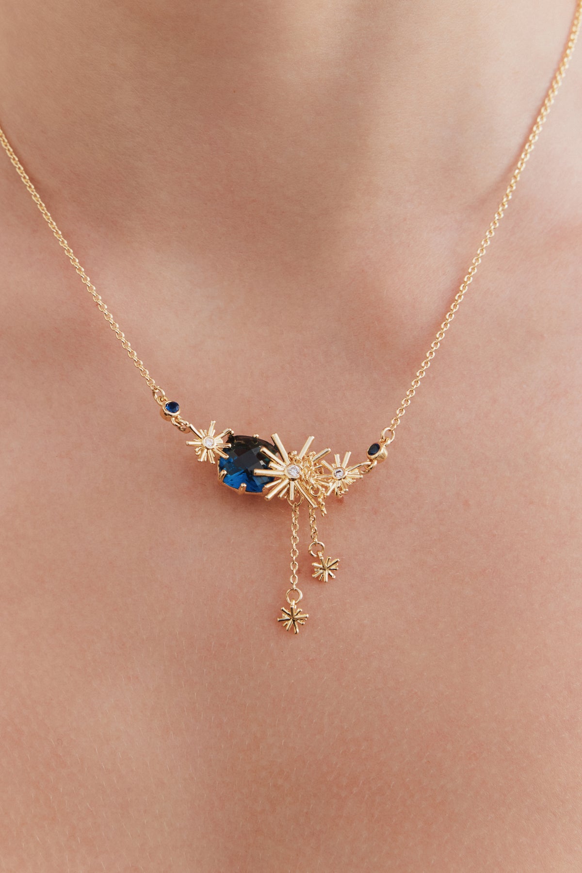 Collier plastron étoiles dorées et pierres bleues