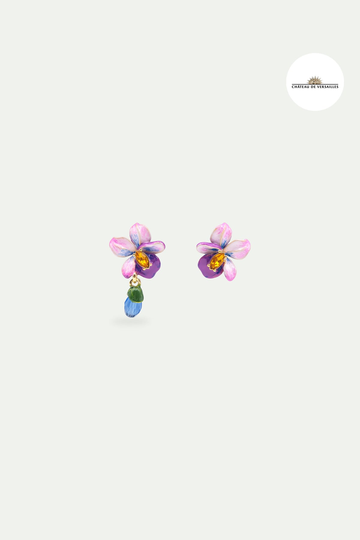 Boucles d'oreilles tiges asymétriques fleur de violette et pierre bleue