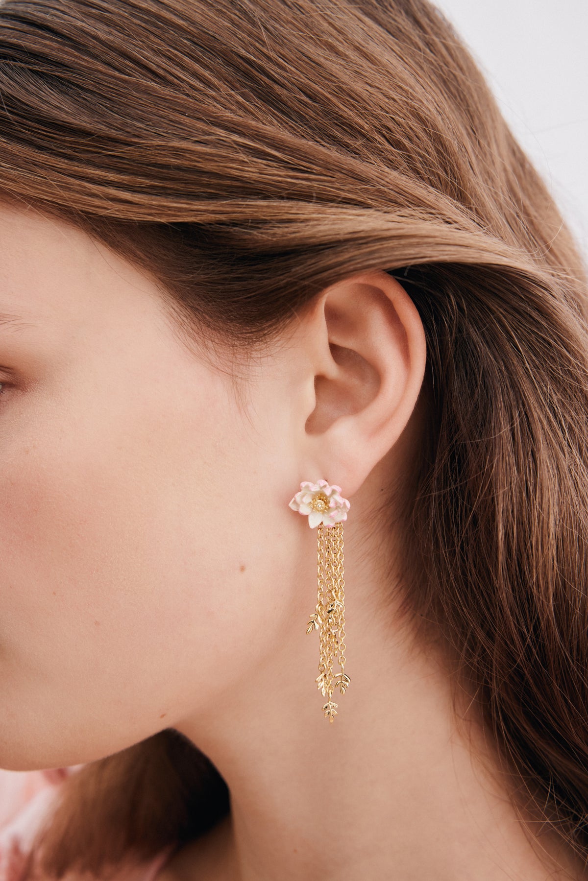 Boucles d’oreilles pendantes dorées nymphéa rose