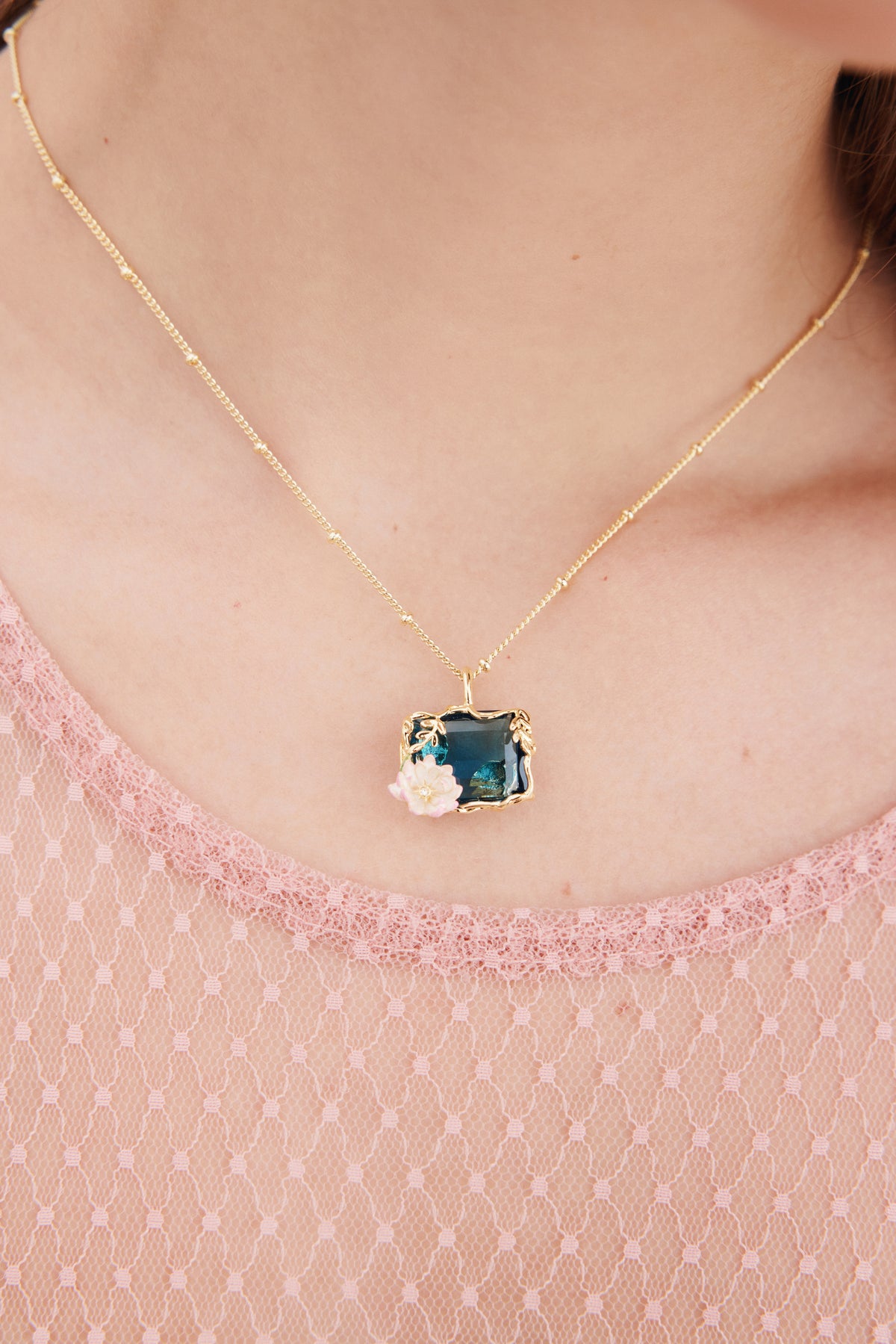 Collier pendentif bassin aux nymphéas bleu et rose