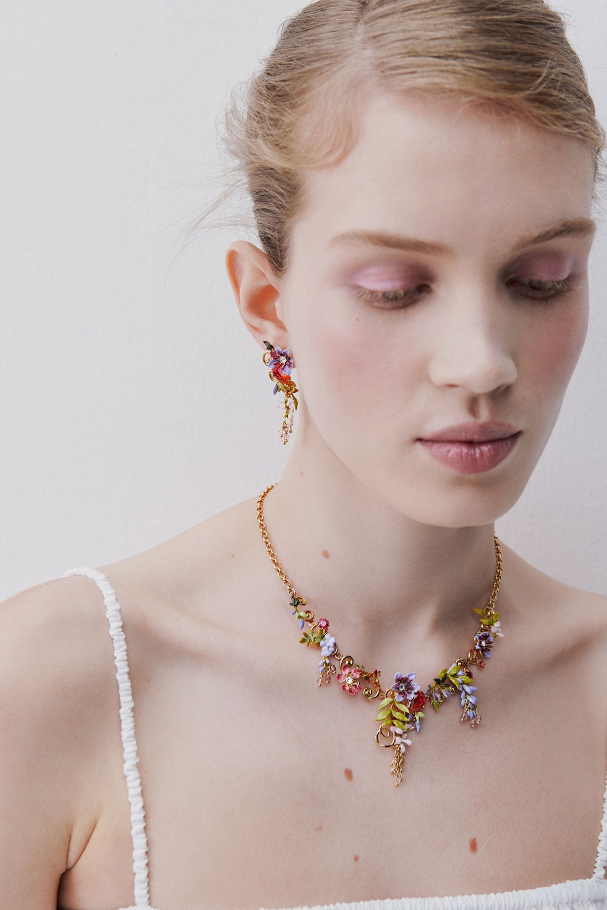 Boucles d'oreilles pendantes pierre rose, fleurs et glycine sur arabesque dorée