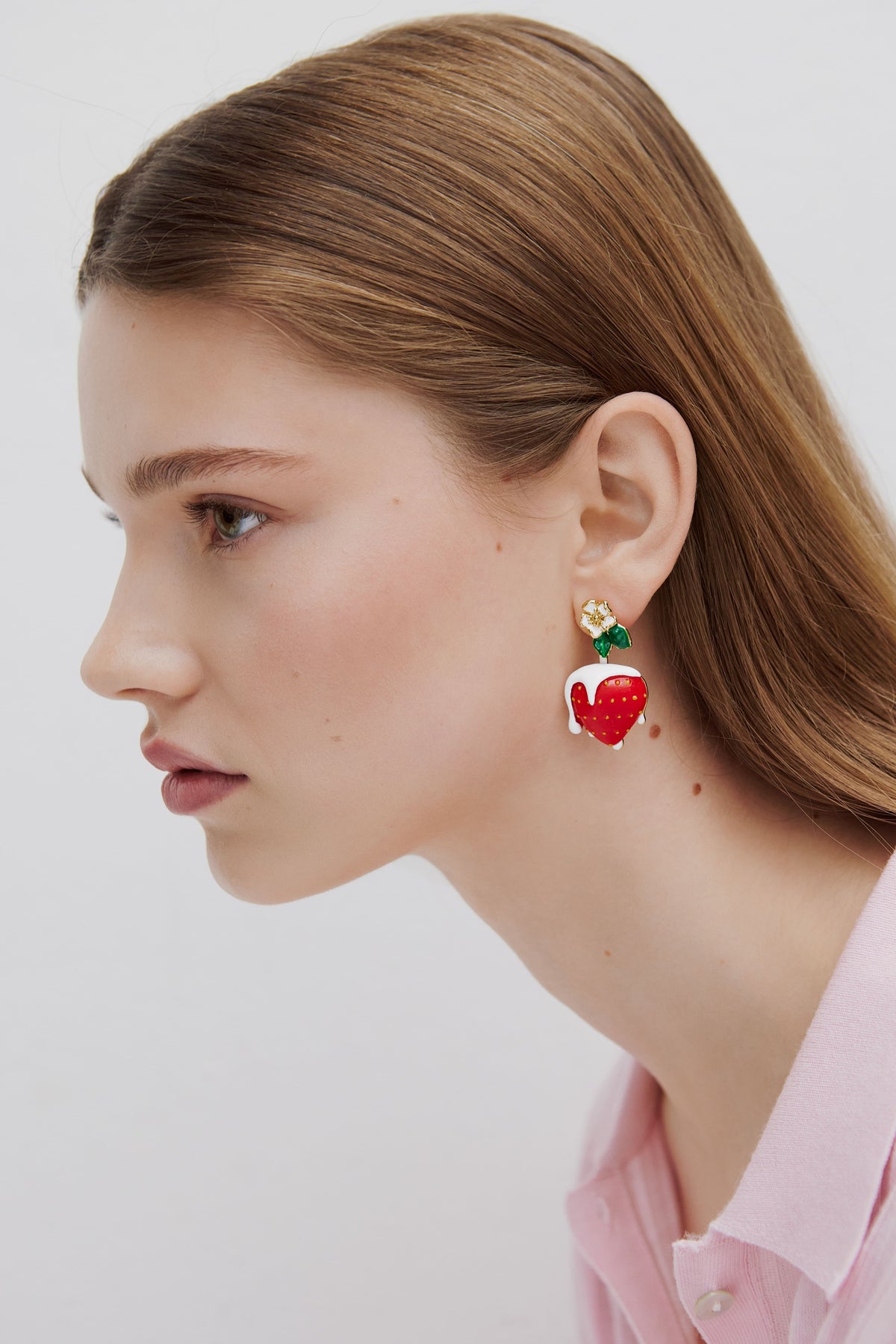Boucles d'oreilles fraise chantilly et fleur blanche