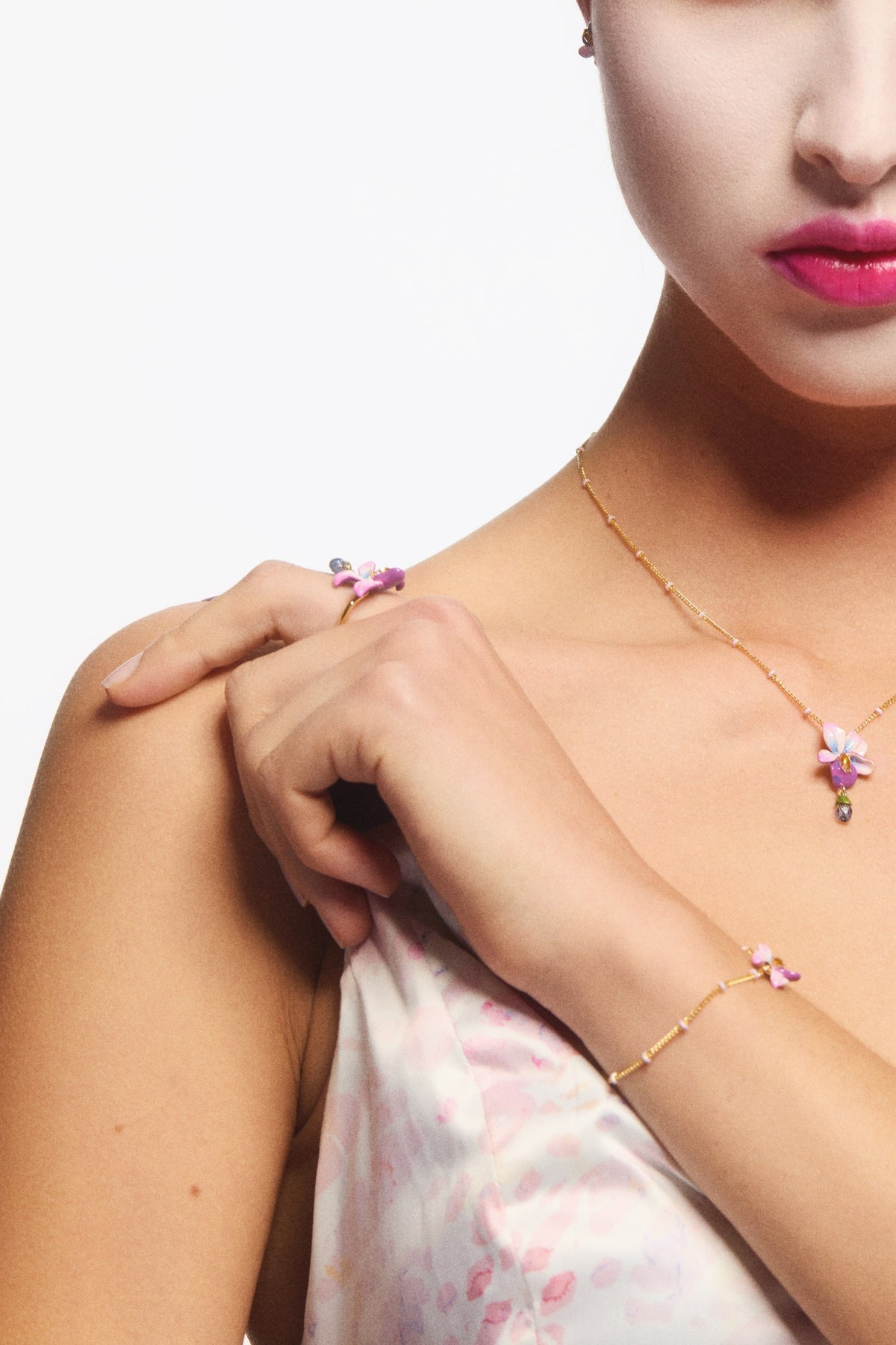 Bague ajustable fleur de violette et pierre taillée bleue