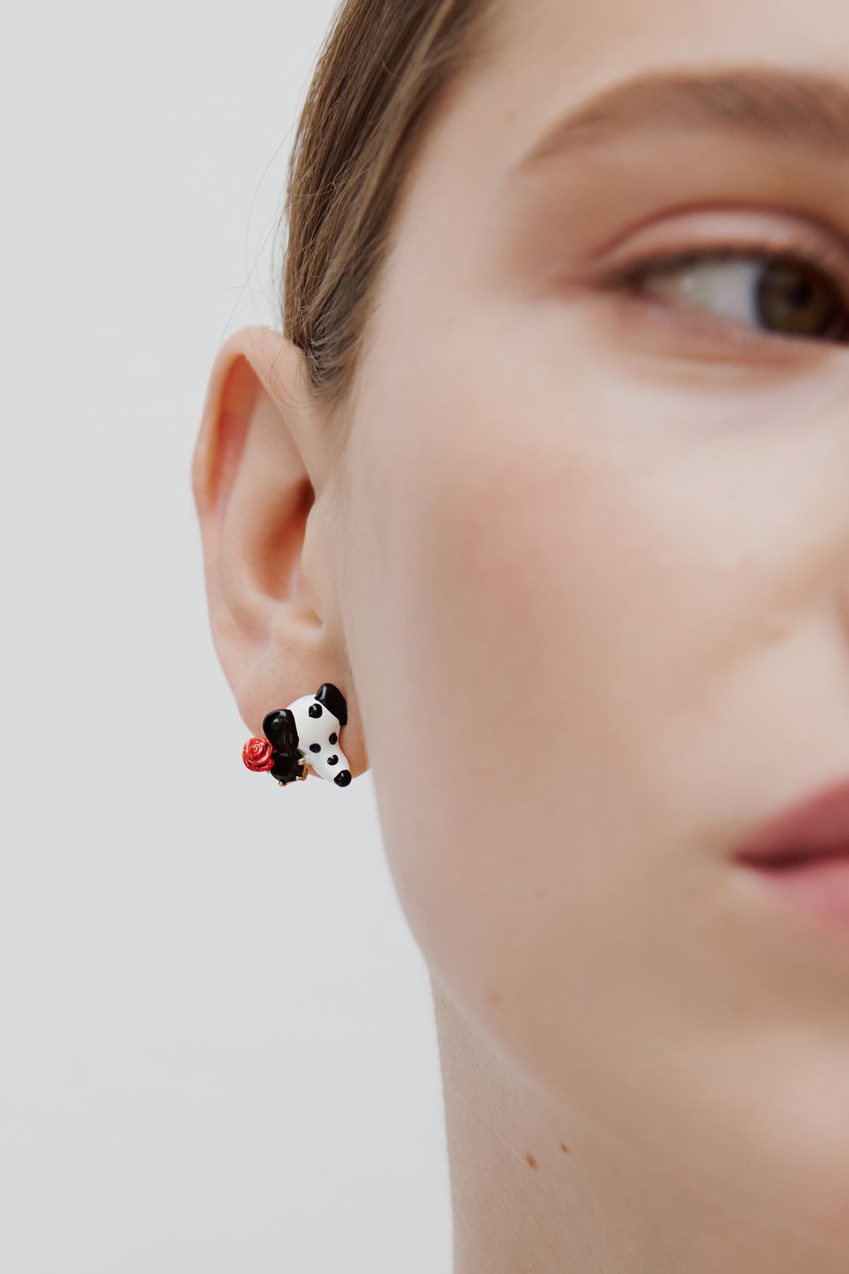 Boucles d'oreilles dalmatien, pierre ronde facettée noire et rose rouge