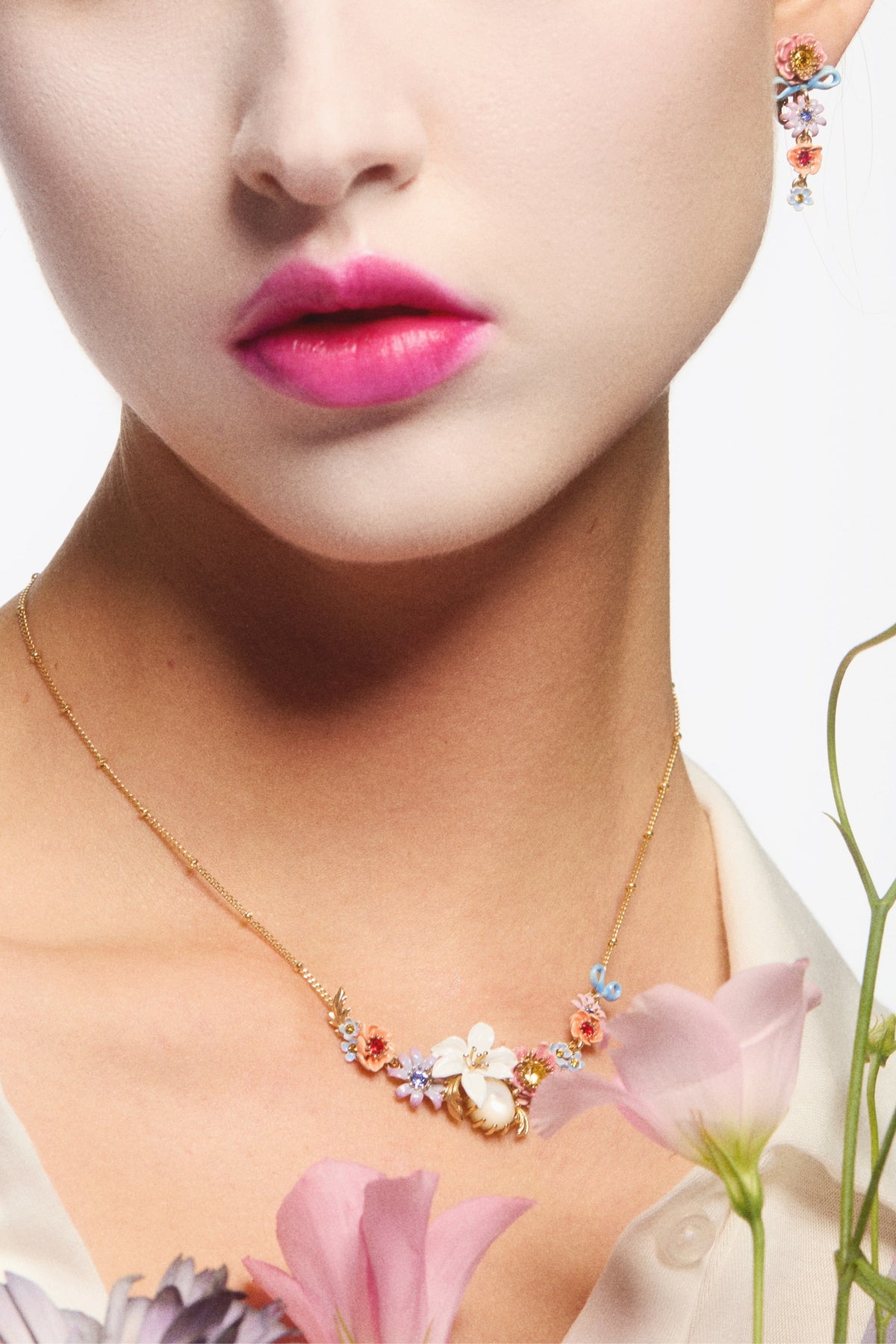 Collier plastron fleurs roses et bleues, fleur de lys et pierre ronde nacrée