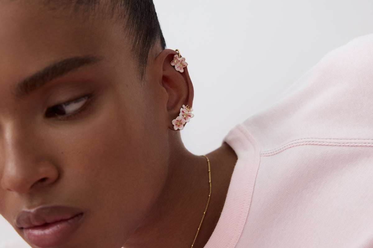 Boucles d'oreilles tiges mini fleurs blanches de cerisier