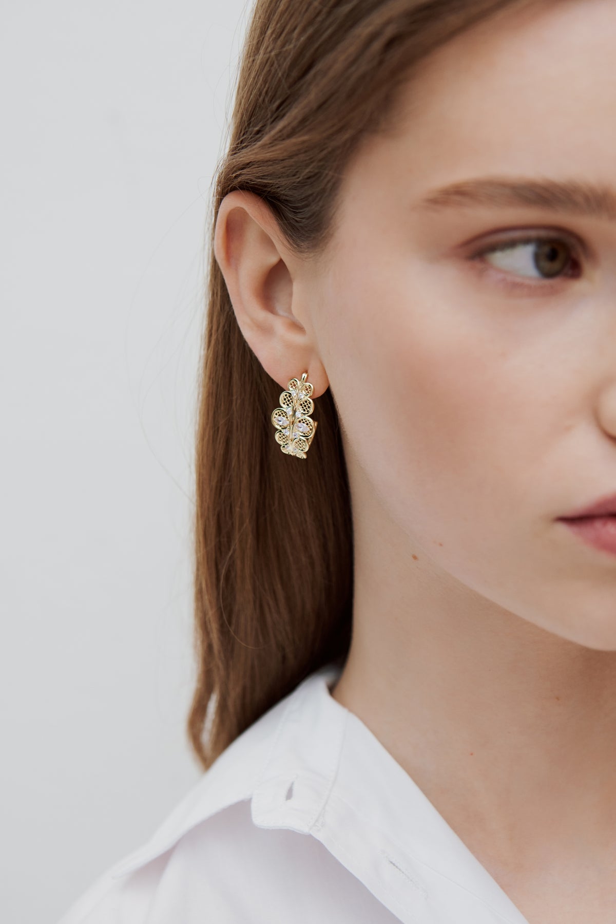Boucles d'oreilles tiges créoles dorées en filigrane et cristaux