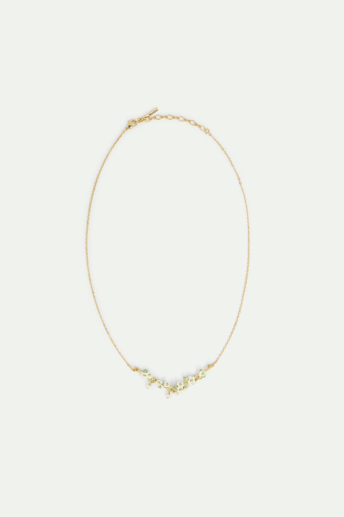 Collier plastron doré, roses blanches et perles nacrées