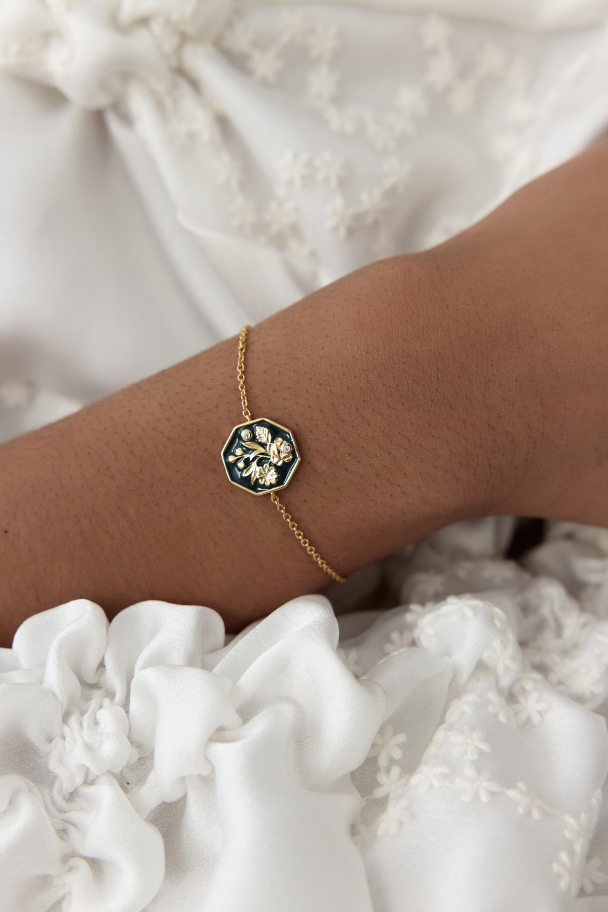 Bracelet fin médaillon noir et doré pivoine