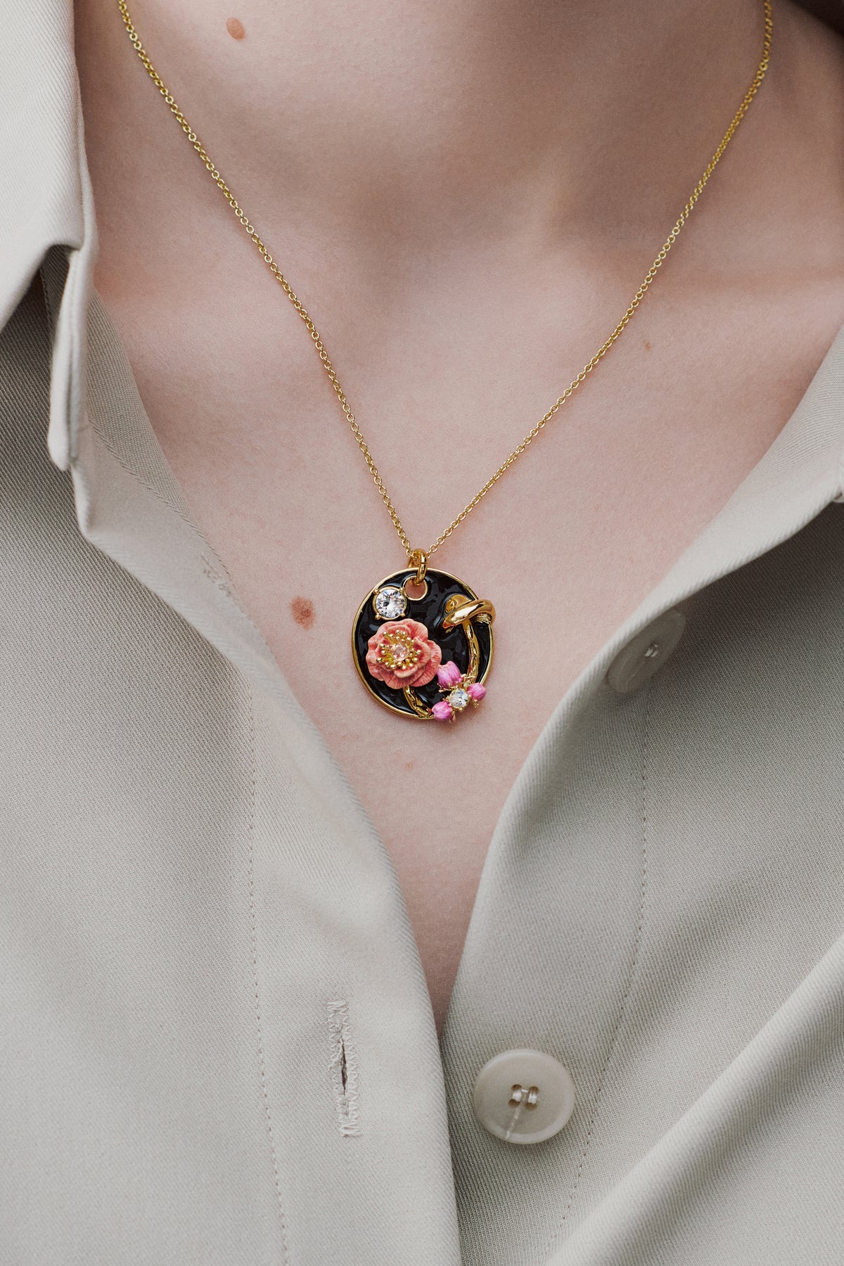 Collier pendentif médaillon noir champignon, anémone et cristaux