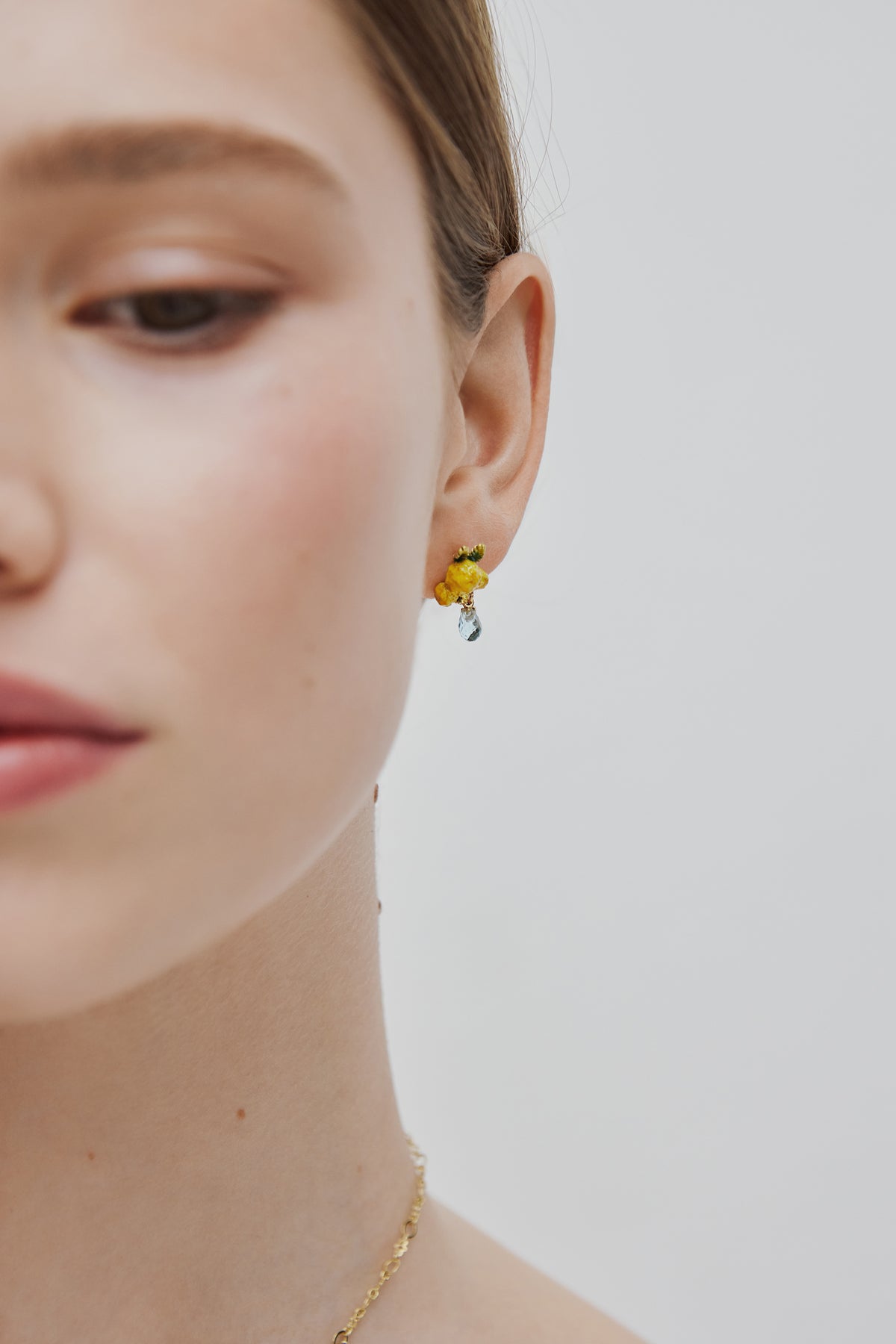 Boucles d'oreilles fleur de mimosa et petites feuilles