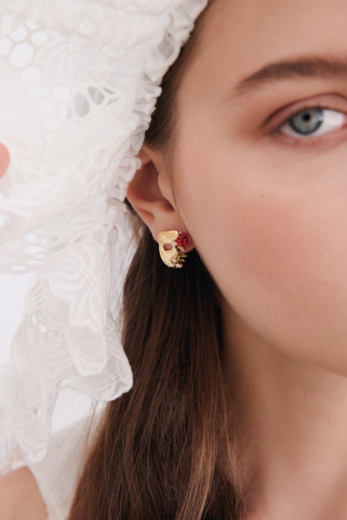 Boucles d'oreilles tiges masque doré, rose et cristaux