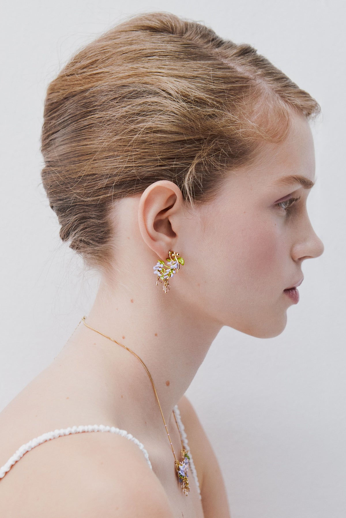 Boucles d'oreilles tiges glycine violette sur arabesque dorée, lierre et perles de cristal facettées
