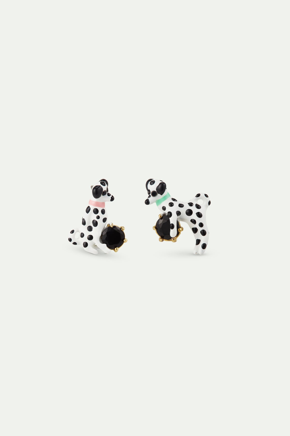 Boucles d’oreilles tiges asymétriques dalmatien et pierre ronde facettée noire