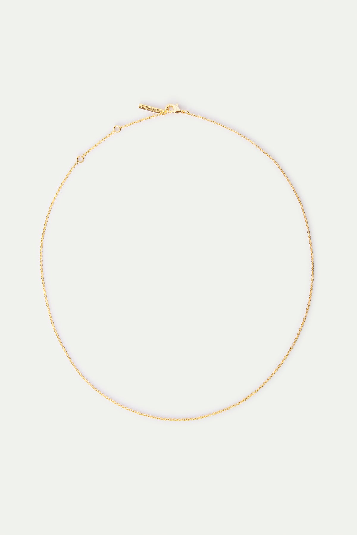 Collier à fine chaîne en maille forçat