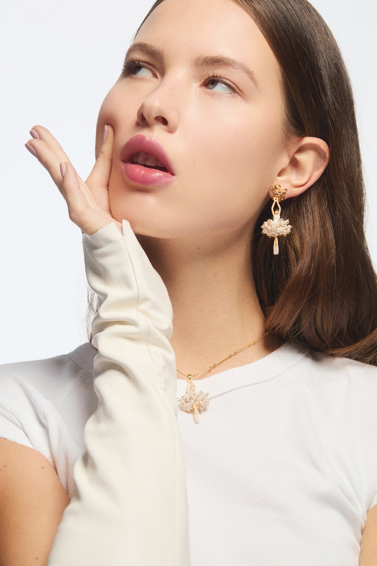 Collier pendentif Ballerine perles blanches et noeud doré