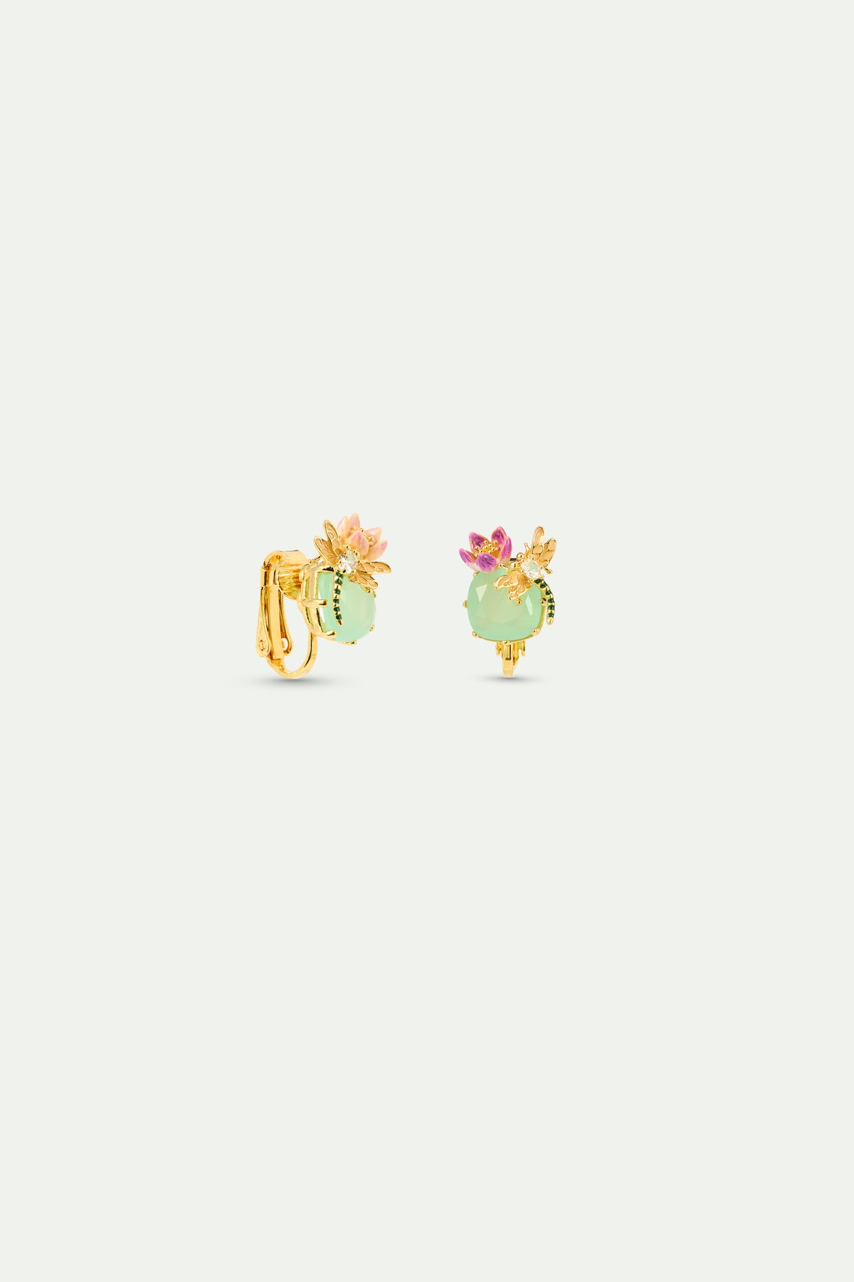Boucles d'oreilles asymétriques, pierre ronde verte, libellule, hellébores rose et violette