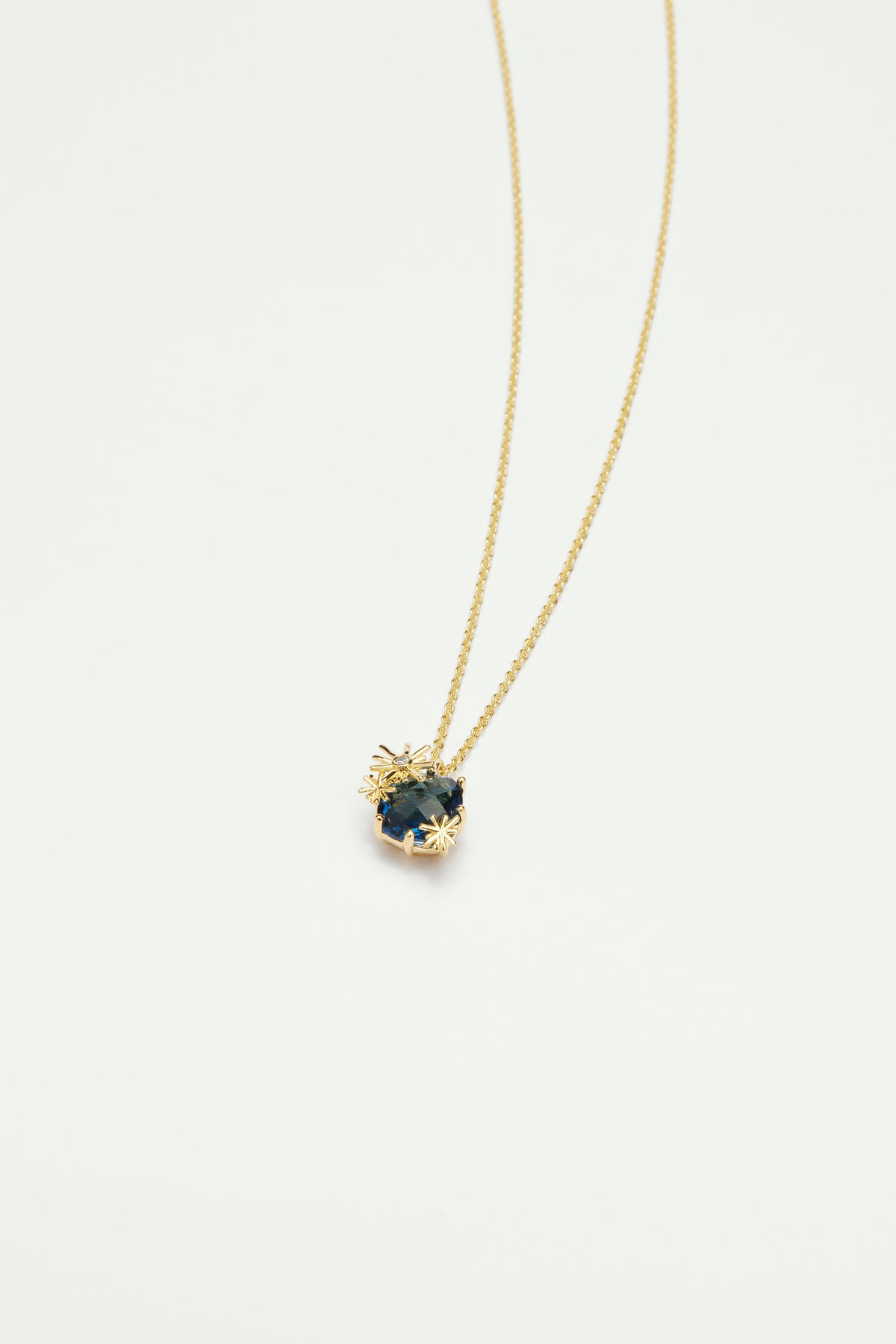 Collier pendentif étoiles dorées et pierre carrée