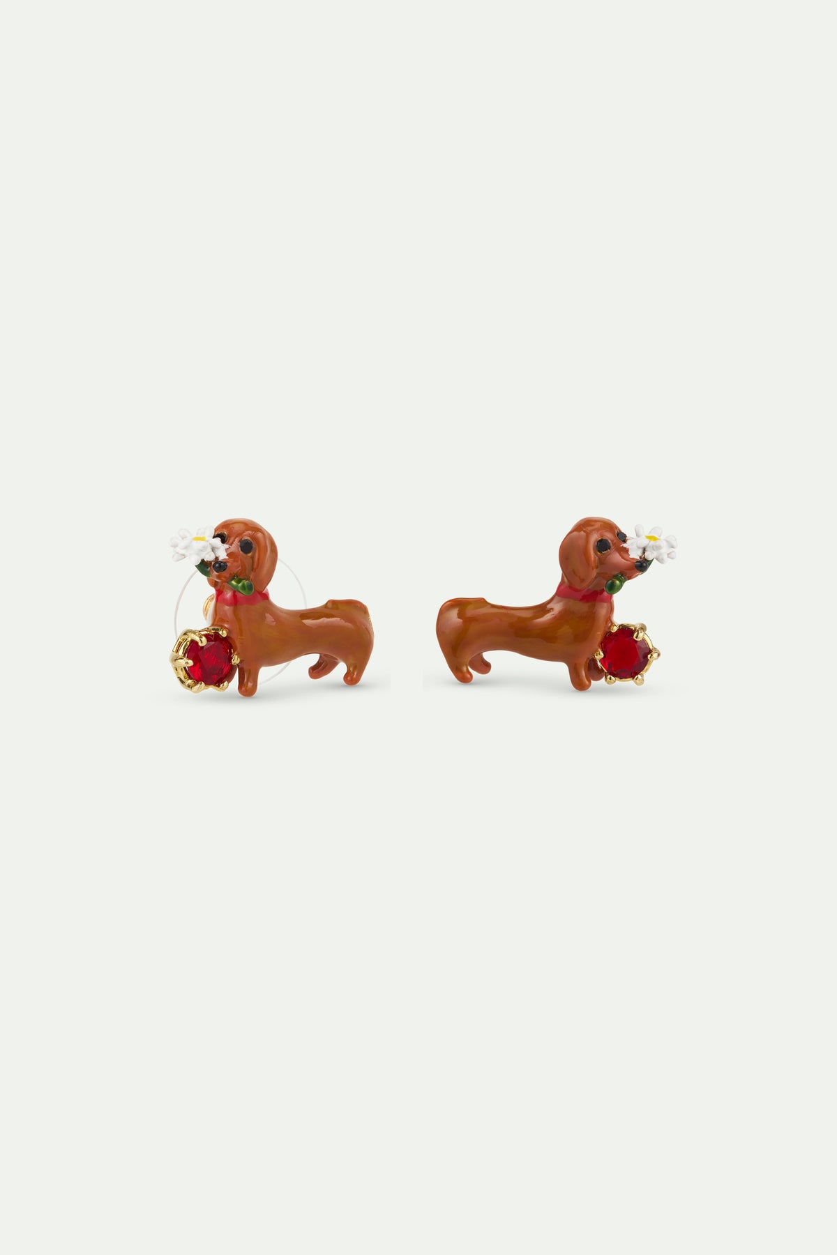 Boucles d'oreilles tiges teckel, marguerite et pierre rouge