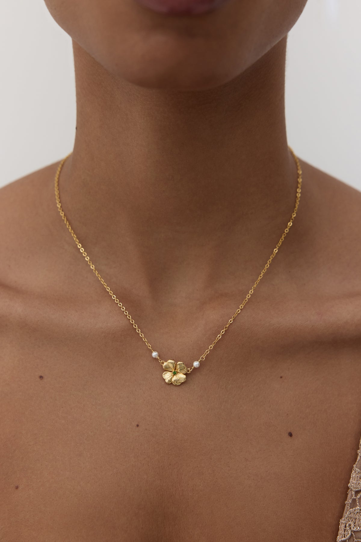 Collier pendentif trèfle et cristal