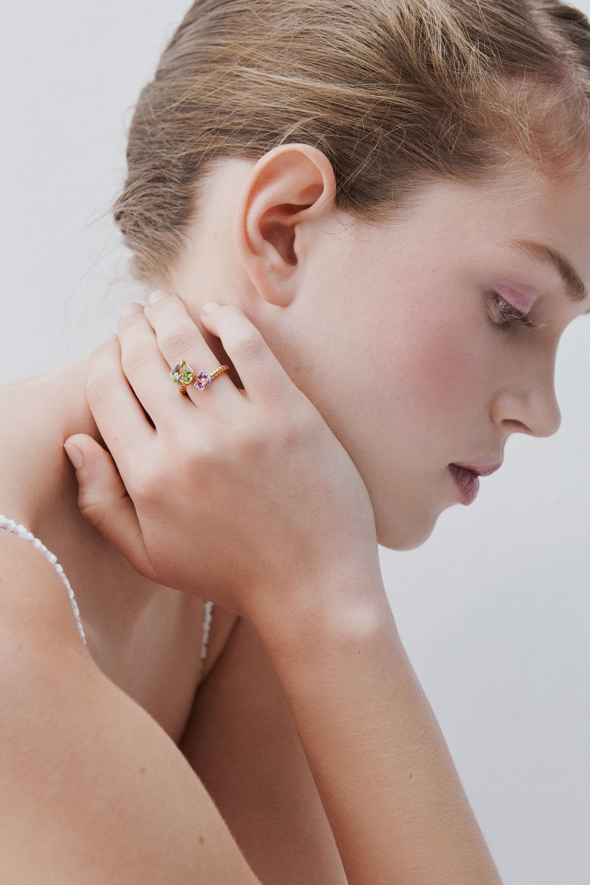 Bague ajustable clématite violette et pierre verte taille émeraude