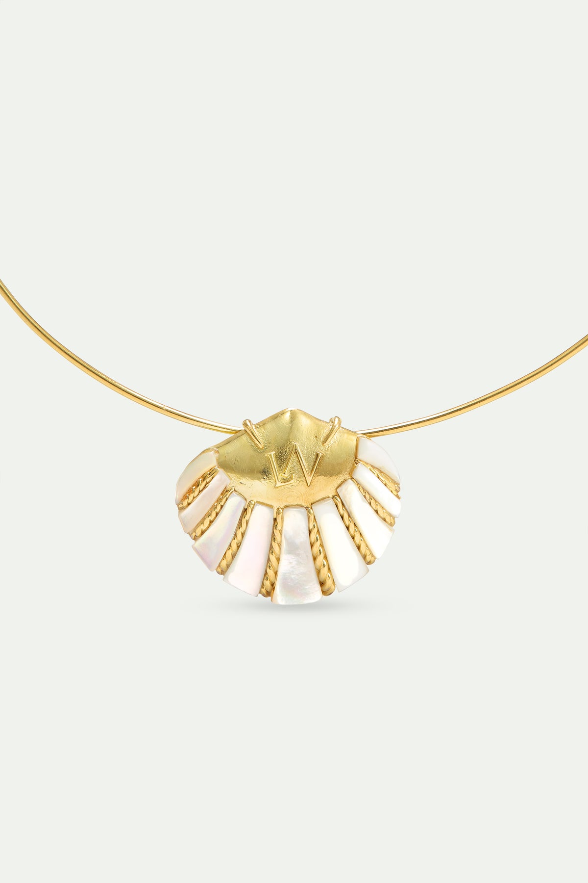Collier torque coquillage blanc et doré