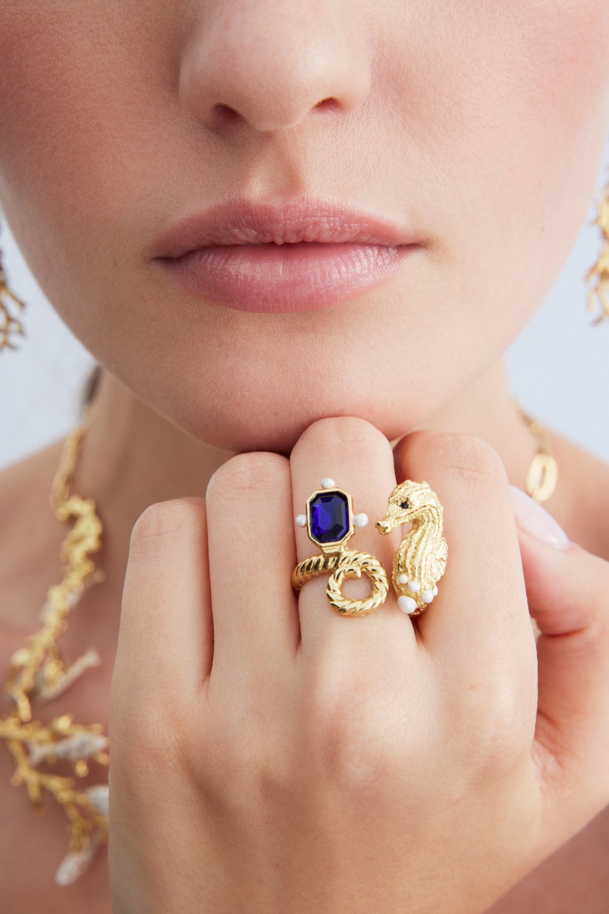 Bague ajustable hippocampe doré et pierre bleu marine