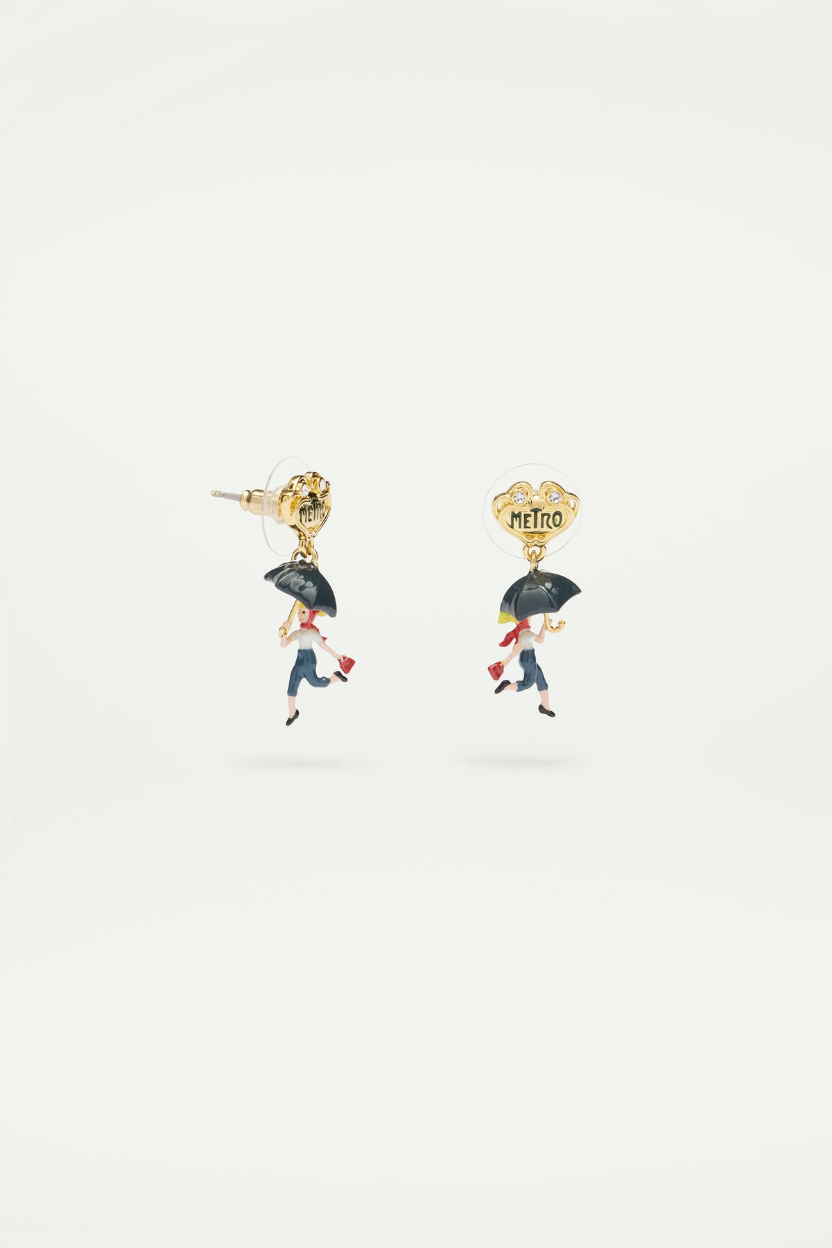 Boucles d'oreilles tiges femme sous son parapluie