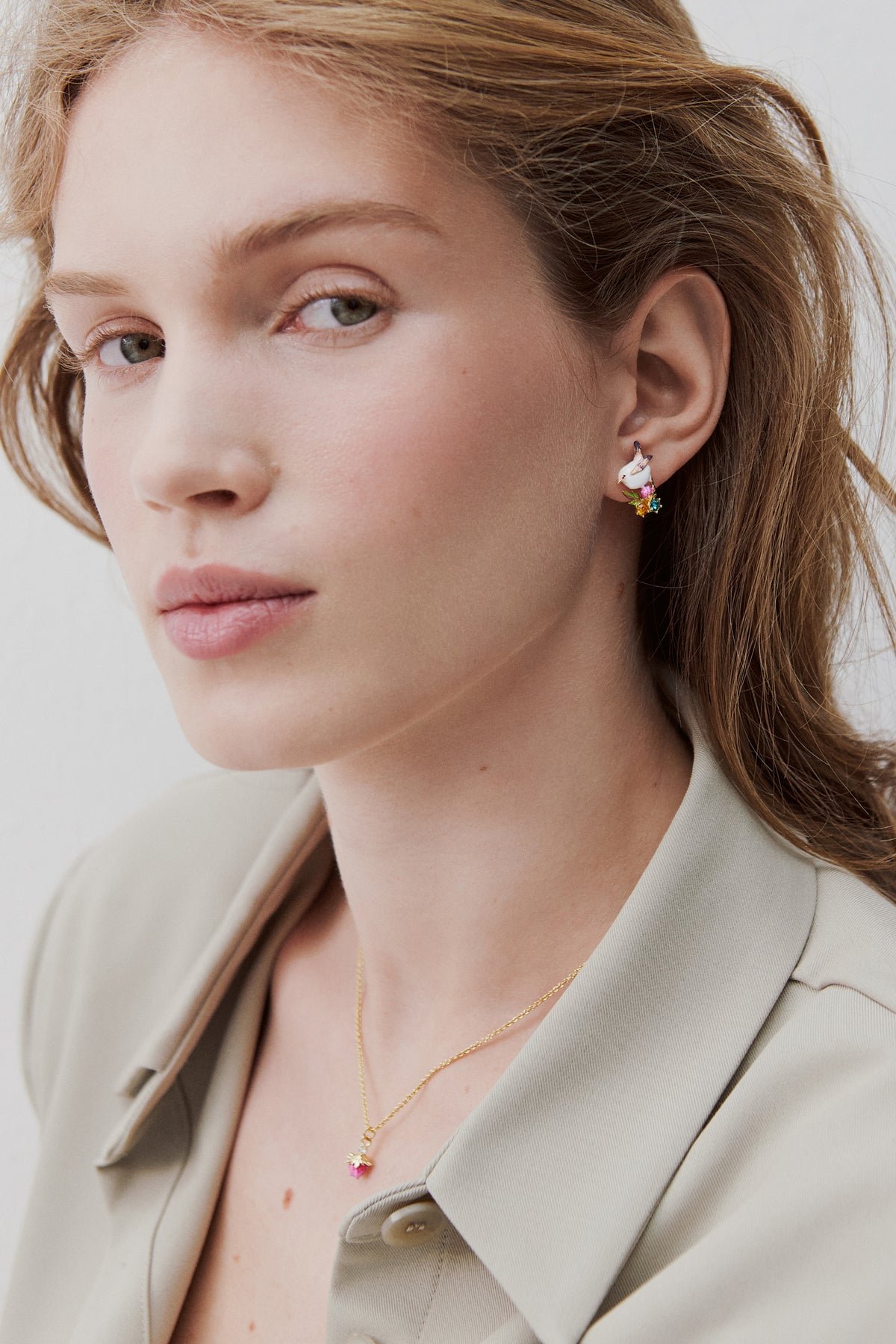 Boucles d’oreilles tiges plectrophane des neiges, bouton de rose et cristaux