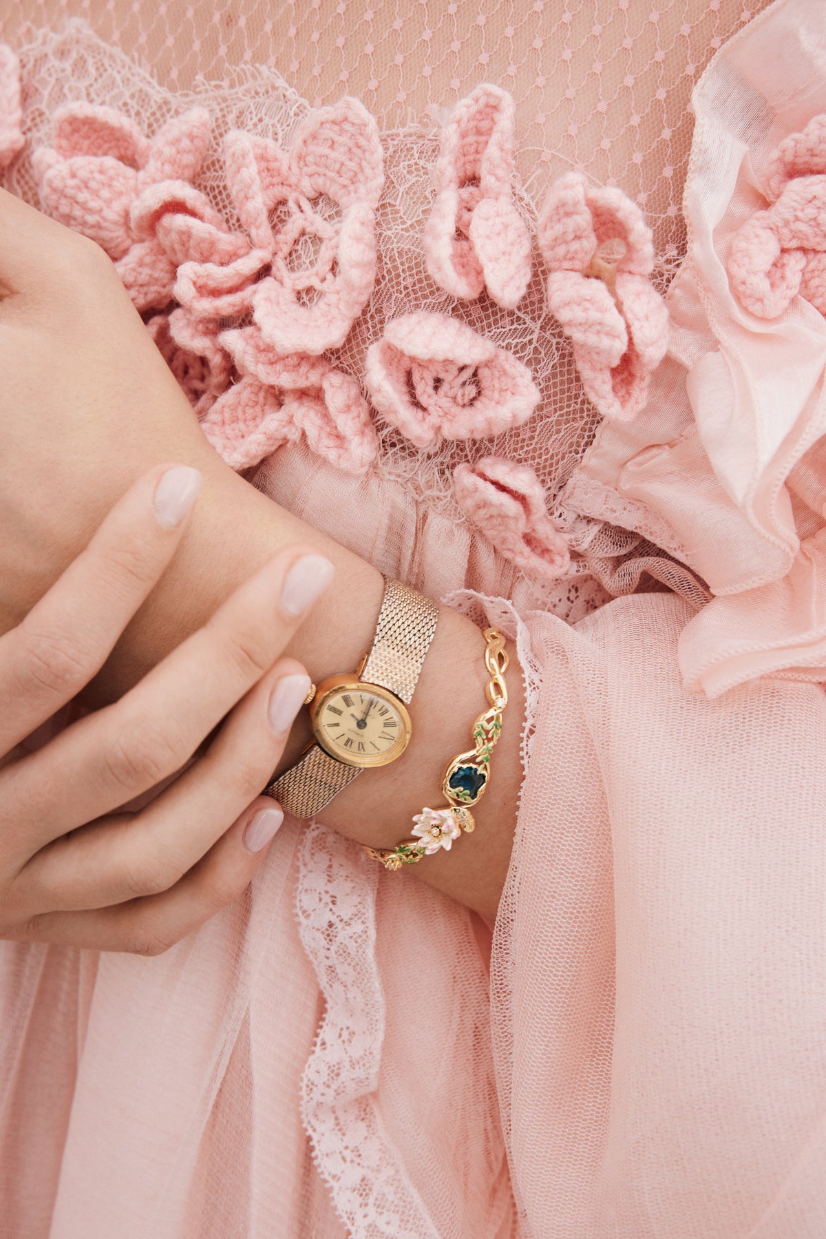 Bracelet jonc nymphéa rose et pierre ronde bleue